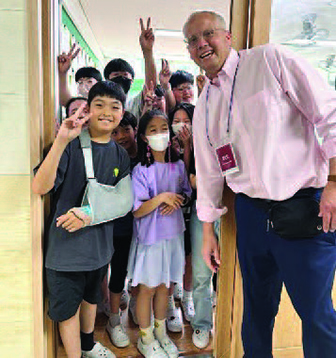 Todd Veland, principal of Southeast Bulloch Middle School in Georgia, meeting with students at Samsunghyun Elementary School