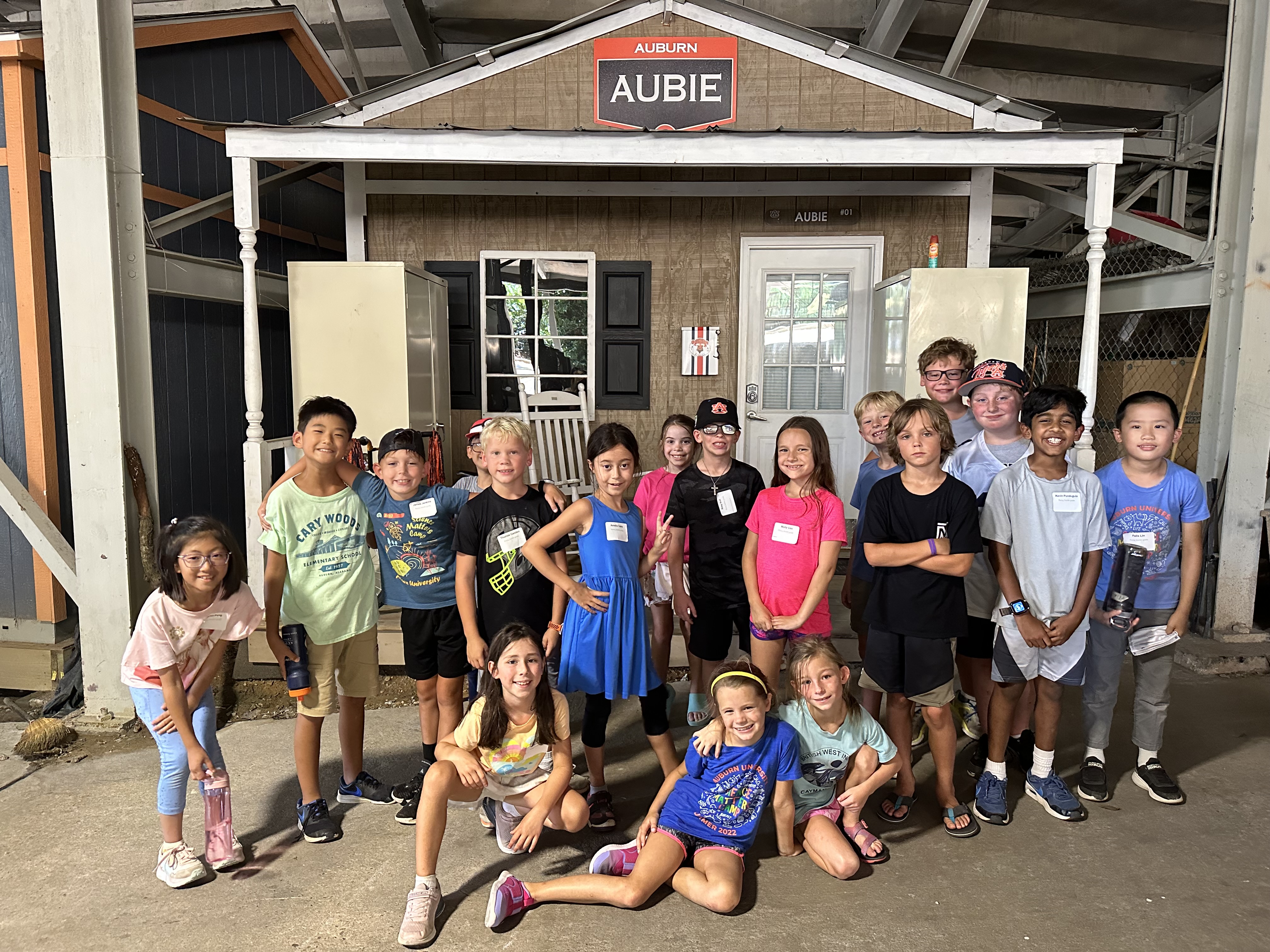 Students in front of a house that reads Auburn Aubie.