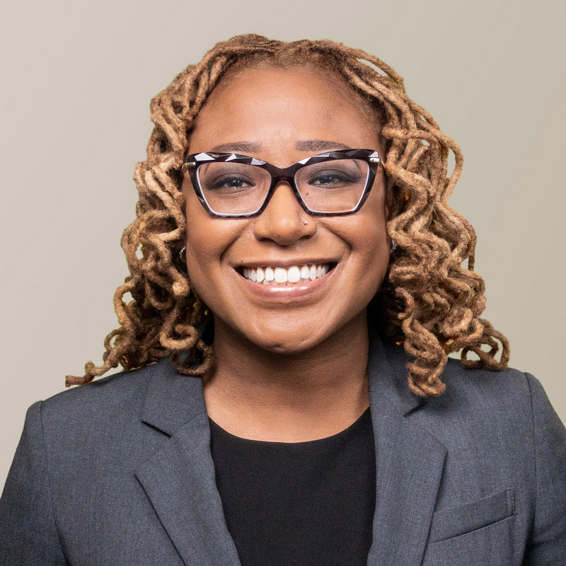 Rae Hunter headshot