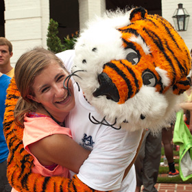 Student hugging Aubie